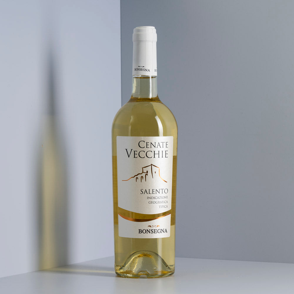 weißwein bonsegna flasche auf blauen hintergrund