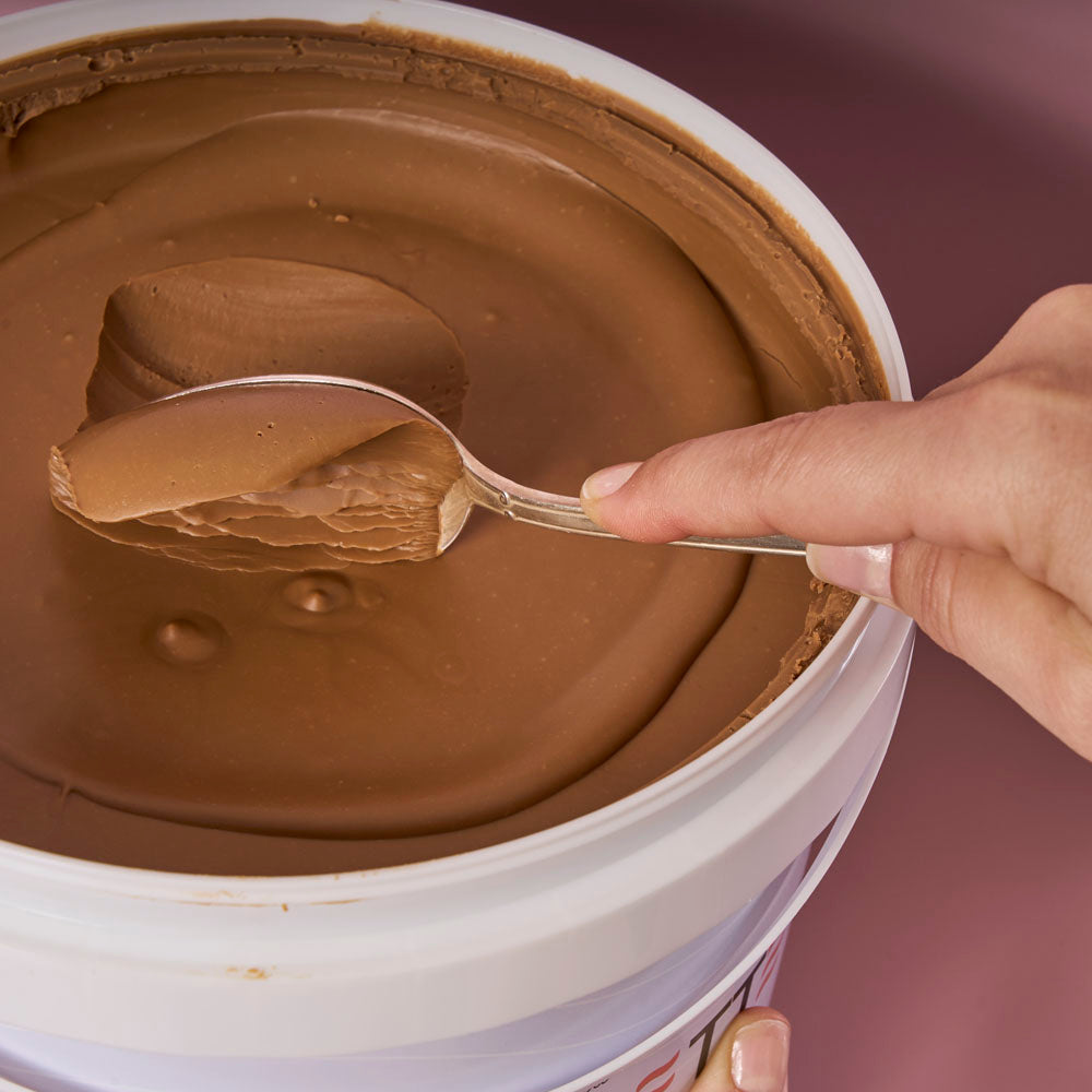 salz karamell creme mit löffel