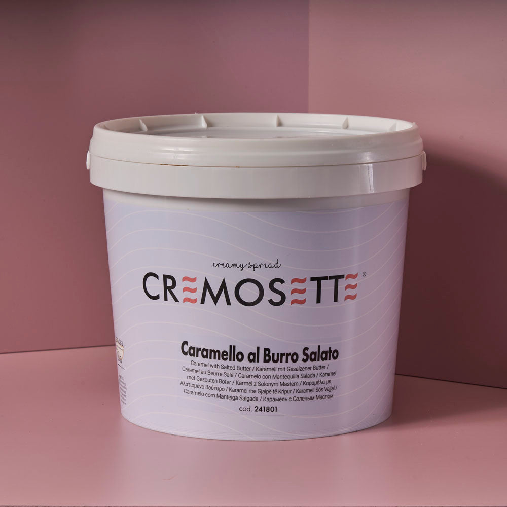 Dose cremosett salz karamell auf rosanem hintergrund
