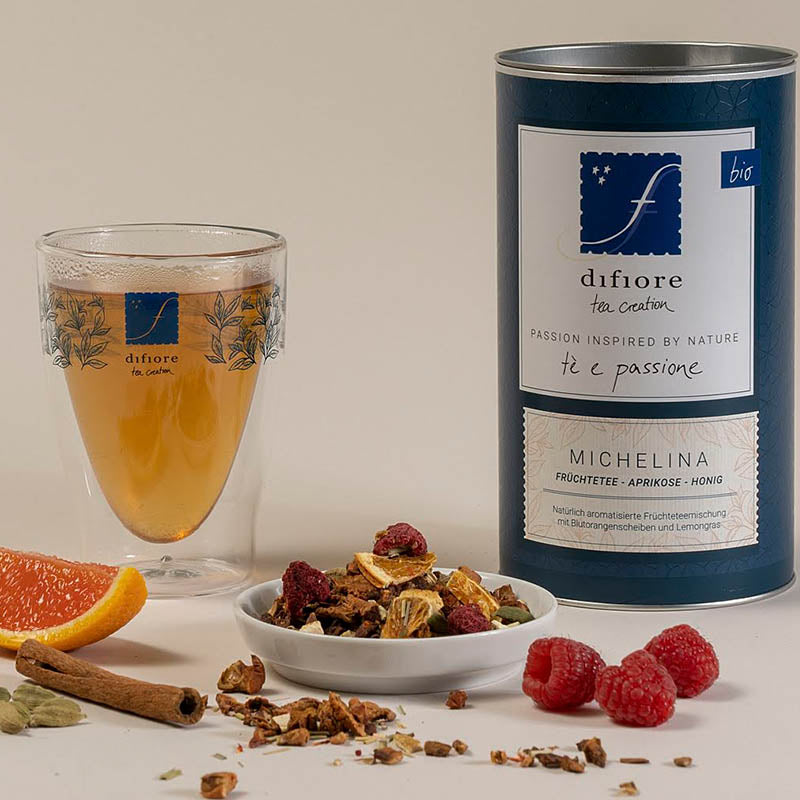 bio gastronomie teedose mit glas und früchten
