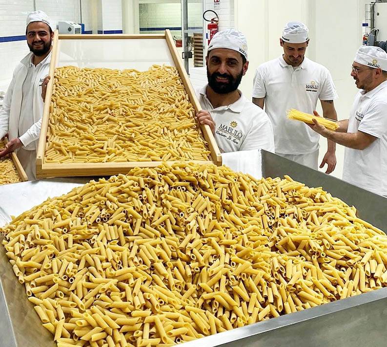 einblick pasta marulo in italien torre anunzziata, herstellung von penne
