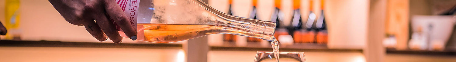 weinflasche wein wird in glas serviert 