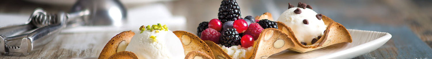 cantucci nester mit eis auf teller