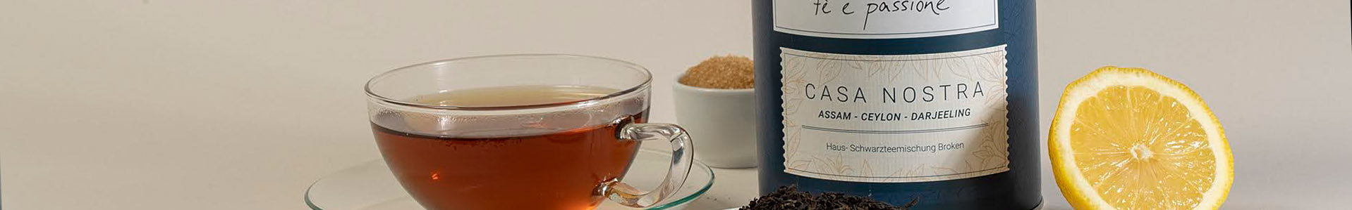 teeglas mit zitrone und teedose