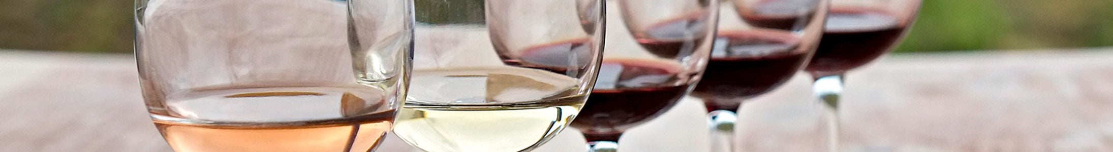 weingläser mit wein befüllt