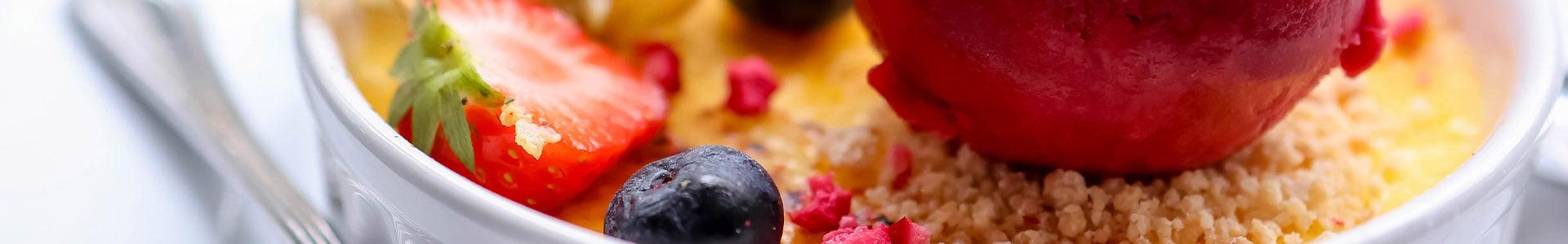 creme caramell mit obst serviert