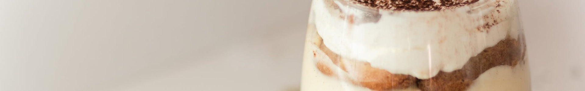 glas mit Tiramisu dessert gefüllt