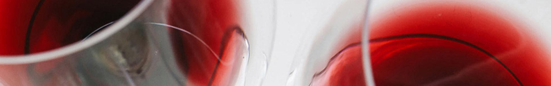 gläser mit rotwein befüllt
