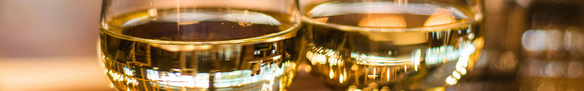 weißweingläser mit wein befüllt