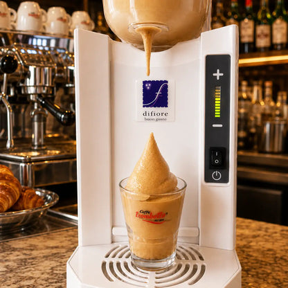 crema al caffe aus der Maschine espressobar und gastro