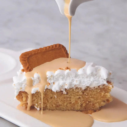 haselnusstorte mit creme und sauce für dessert