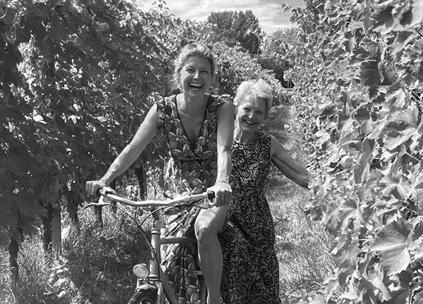 hilde und francesca petrussa in den weinbergen von friaul