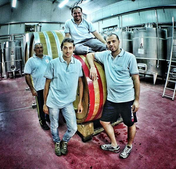 team von tenuta i gelsi in der weinkantine 